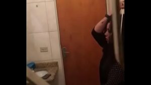Batendo siririca no banheiro
