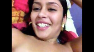 Mulher de calcinha na cama