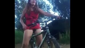 Gostosa de bicicleta