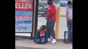 Vídeo de mulher brigando na rua