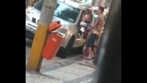 Comendo travesti na rua