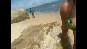 Esposa de corno na praia