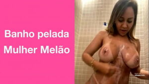 Mulher pelada mostrando a bunda