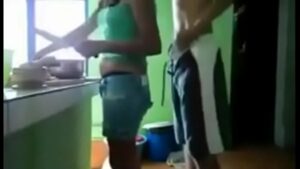 Mulher transando na cozinha