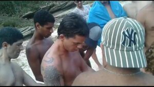 Flagras na praia de nudismo