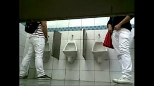 Sacanagem no banheiro publico