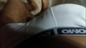 Homens dotados de cueca