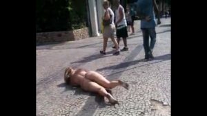 Loira peituda de camisola na rua