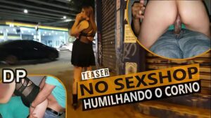 Mulher abaixa para pegar o sapato e leva pau na buceta