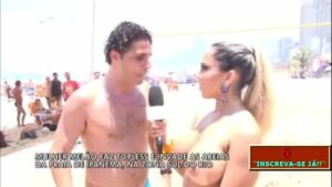 Mulher se masturbando na praia