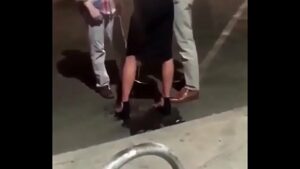 Mulher mijando na rua