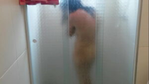 Foto de mulher tomando banho