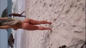 Mulher melão nua na praia