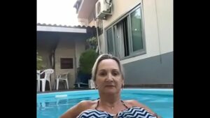 Novinha gostosa na piscina