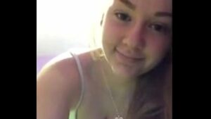 Novinha masturbando na webcam