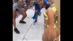 Novinha dando no carnaval