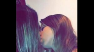 Como desenhar pessoas se beijando