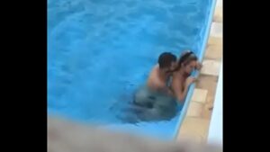 Sexo grupal na piscina