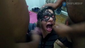 Sexo grupal com travesti