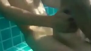 Sexo grupal na piscina