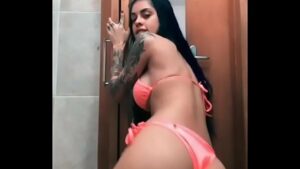 Guilherme e tati na piscina