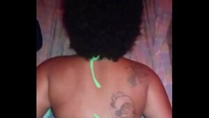 Tatuagem na perna feminina