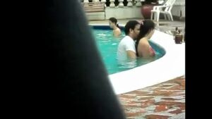 Novinha gostosa na piscina