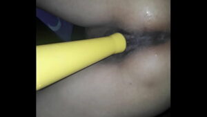 Mulher com penis e um vibrador