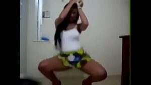 Dando a bunda e rebolando