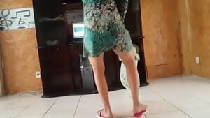 Novinha dançando de vestido