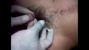 Colocando piercing no penis